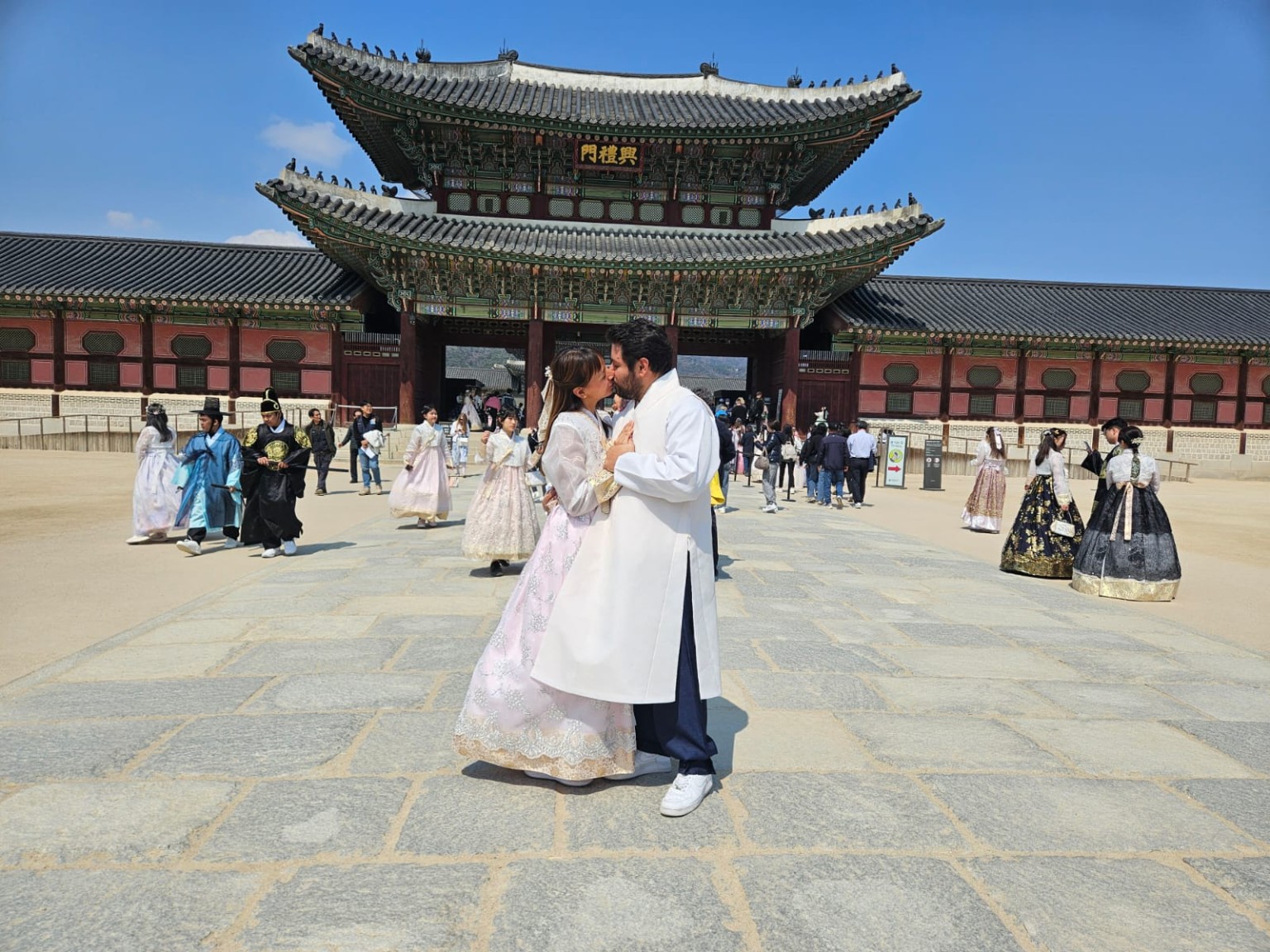 Foto de Alan y Lore juntos frente a un palacio tradicional