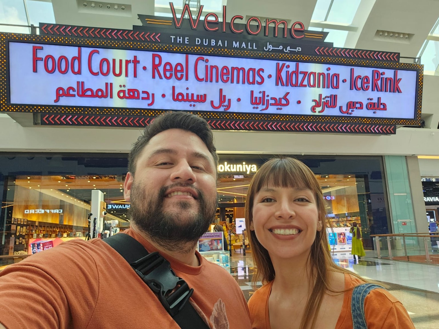 Selfie de Alan y Lore juntos en un centro comercial