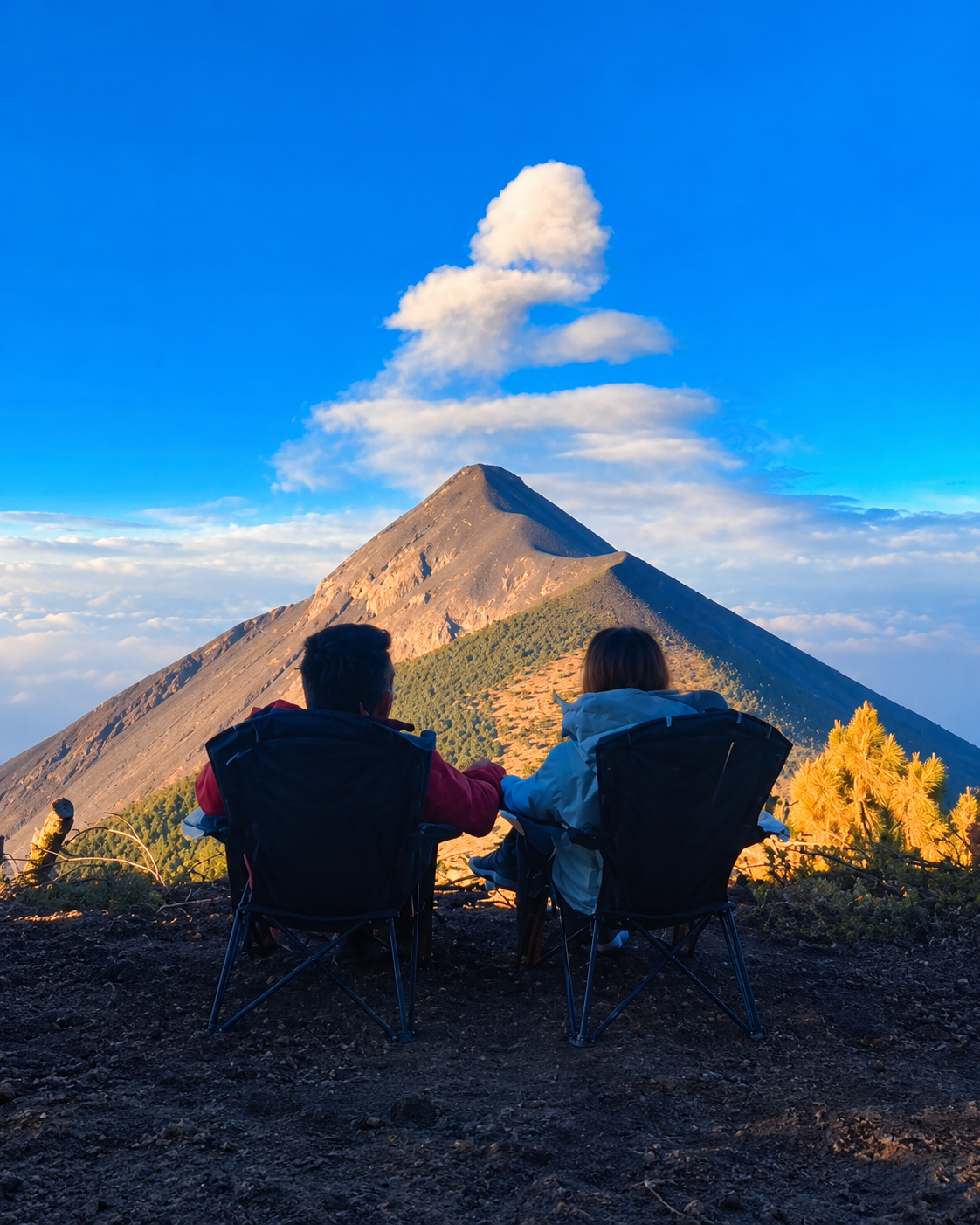 Alan y Lore contemplando un volcán