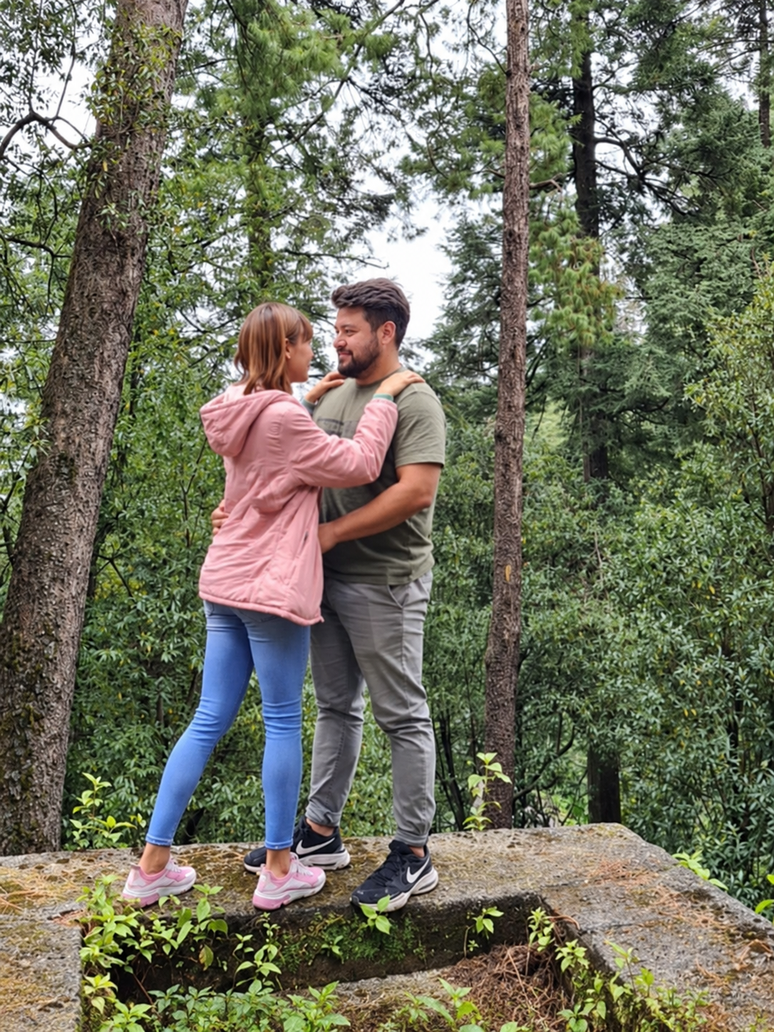 Alan y Lore juntos en el bosque